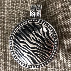 NWOT Premier Designs Safari Magnetic Pendant